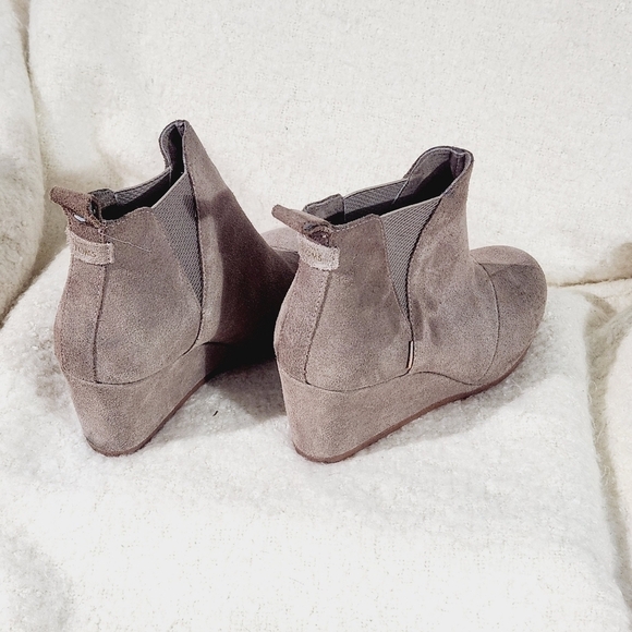 Tom’s Taupe Grey Suede Kelsey Booties Size 7W - Picture 5 of 9